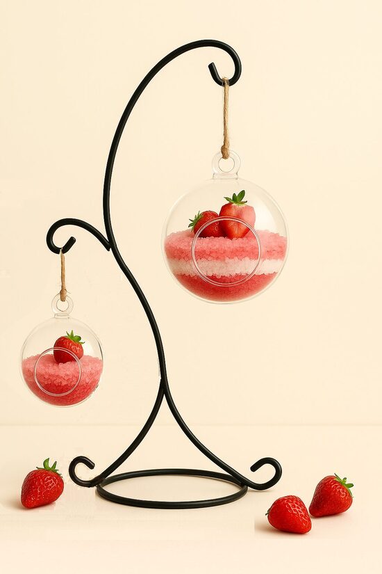 Stikla vāze ar dekoratīvo jūras sāli uz statīva ZEMENES, sārti-rozā